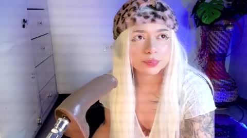 scarlet_gold online show from March 23, 2026, 1:42 am