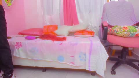 Snapshot of scarletliz chatting on December 4, 2024, 1:20 pm Scarletliz online show from December 4, 2024, 1:20 pm