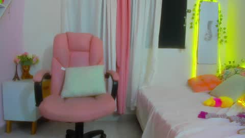 Snapshot of scarletliz chatting on December 17, 2024, 6:53 pm Scarletliz online show from December 17, 2024, 6:53 pm