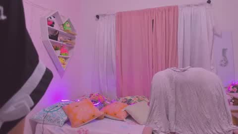 Snapshot of scarletliz chatting on February 24, 2025, 12:05 pm Scarletliz online show from February 24, 2025, 12:05 pm