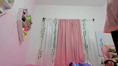 Snapshot of scarletliz chatting on March 4, 2025, 12:01 pm Scarletliz online show from March 4, 2025, 12:01 pm