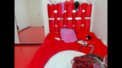 scarlett_red_11 online show from May 7, 2026, 3:23 am