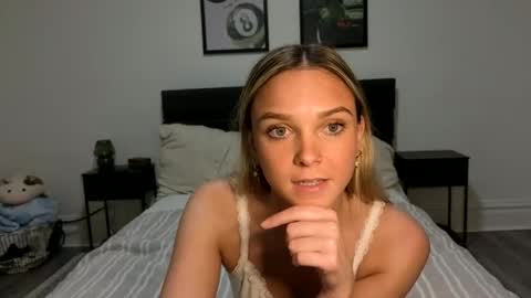 Snapshot of scarletterose_504259 chatting on October 5, 2025, 11:35 pm Scarlett online show from October 5, 2025, 11:35 pm