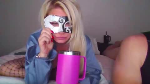 Snapshot of sdbeachfreaks chatting on November 13, 2025, 5:06 am SDBeachfreaks online show from November 13, 2025, 5:06 am