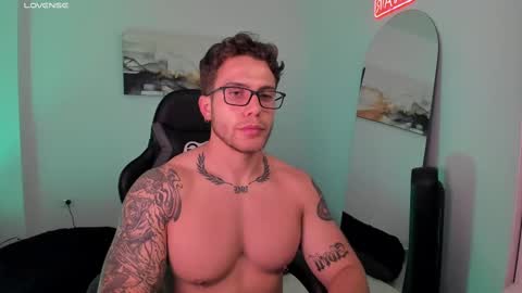 Snapshot of sebastianortizm chatting on February 20, 2025, 12:30 am Lucian Sinclair online show from February 20, 2025, 12:30 am