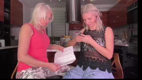 Snapshot of sebilone chatting on December 13, 2024, 5:10 pm Hennriette and Sebastian online show from December 13, 2024, 5:10 pm