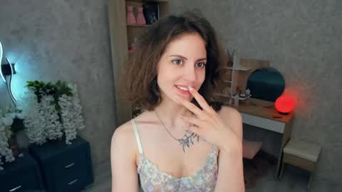 Mia online show from June 5, 2026, 6:52 am
