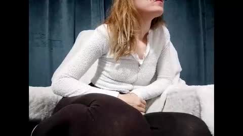 Anni online show from October 19, 2025, 1:06 am