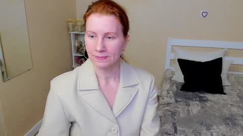 seductive_foxy_ online show from September 30, 2025, 3:39 pm