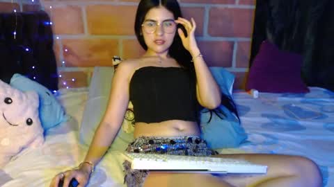 seleena_01 online show from April 6, 2026, 10:44 pm
