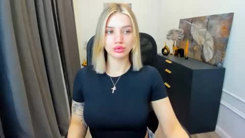 selenaemoore online show from April 19, 2026, 3:39 am