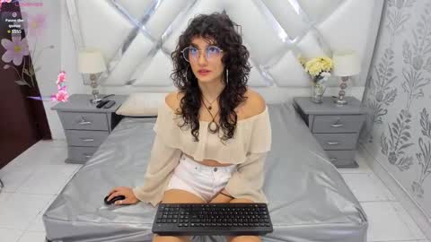 Snapshot of selenareyess chatting on September 10, 2025, 7:14 pm Selena reyess online show from September 10, 2025, 7:14 pm