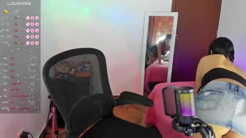 Snapshot of selene_e chatting on January 2, 2025, 11:20 am Karol. online show from January 2, 2025, 11:20 am