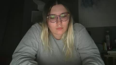 Snapshot of selenebaby chatting on September 17, 2025, 11:39 pm Selene online show from September 17, 2025, 11:39 pm