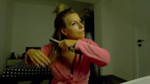 sellena_angel online show from April 25, 2026, 6:38 pm