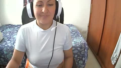 Snapshot of senthix1983 chatting on February 21, 2025, 8:27 pm senthix heyy promo en OnlyFans aprovecha 85 descuento online show from February 21, 2025, 8:27 pm