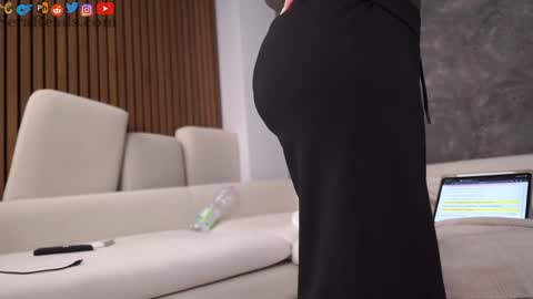 Snapshot of serareads chatting on October 4, 2025, 12:25 pm SeraReads online show from October 4, 2025, 12:25 pm