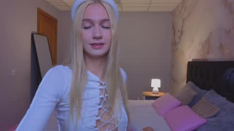 Snapshot of serenastile chatting on May 31, 2026, 3:36 am SerenaStile online show from May 31, 2026, 3:36 am