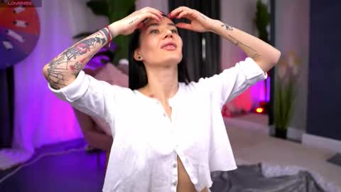 Snapshot of serenavelour chatting on October 21, 2025, 10:05 am Serena online show from October 21, 2025, 10:05 am