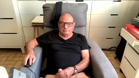 serge8413 online show from January 3, 2025, 9:04 am