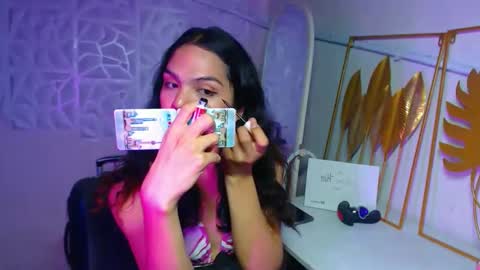 Snapshot of servicedoll18 chatting on November 30, 2025, 9:13 am Bella online show from November 30, 2025, 9:13 am