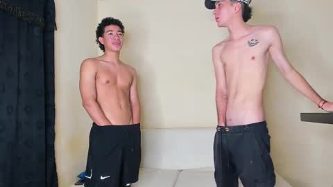 Izzy19Yearsgirl with glasseDereck18yearsboy with glasse Alice 19years-Dany 19 years online show from October 1, 2025, 5:57 am