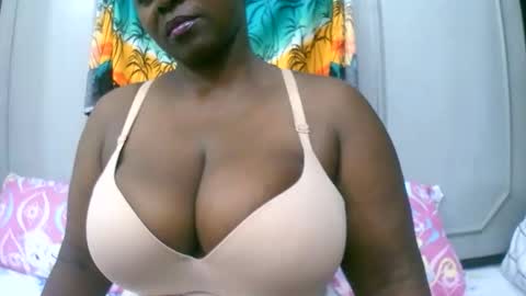 Snapshot of sexxi_ebony chatting on November 12, 2025, 12:11 am sexxi_ebony online show from November 12, 2025, 12:11 am