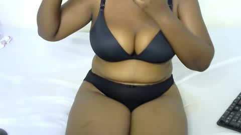 Snapshot of sexy_curvy2 chatting on October 3, 2025, 10:23 am bubble online show from October 3, 2025, 10:23 am