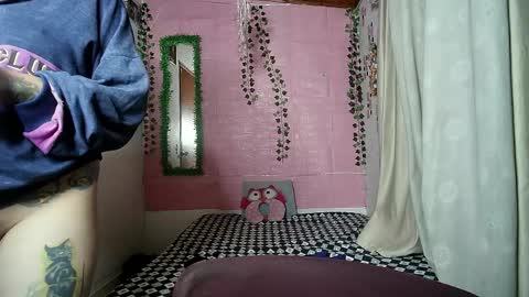 Snapshot of sexy_lolas chatting on May 12, 2026, 5:15 am sexy lolas online show from May 12, 2026, 5:15 am