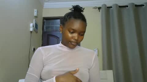 Snapshot of sexypetite_lee chatting on December 18, 2024, 5:48 am Lee online show from December 18, 2024, 5:48 am