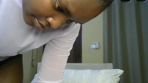 Snapshot of sexypetite_lee chatting on December 18, 2024, 6:14 pm Lee online show from December 18, 2024, 6:14 pm