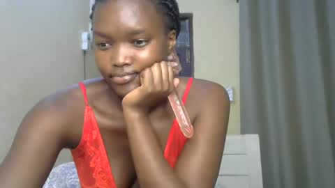 Snapshot of sexypetite_lee chatting on March 6, 2025, 11:47 am Lee online show from March 6, 2025, 11:47 am