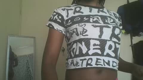 Snapshot of sexyy_tiny chatting on October 30, 2025, 9:22 am Mel online show from October 30, 2025, 9:22 am