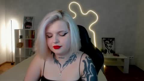 Snapshot of shadow__purr chatting on November 9, 2025, 7:39 am Lana online show from November 9, 2025, 7:39 am