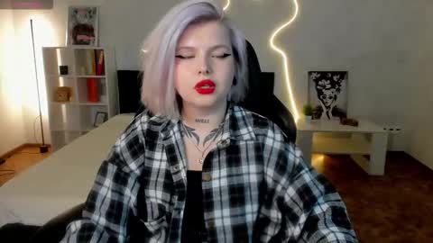 Snapshot of shadow__purr chatting on November 11, 2025, 7:41 am Lana online show from November 11, 2025, 7:41 am