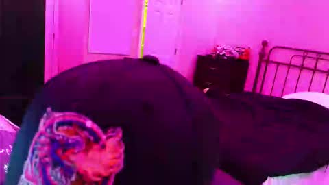 Snapshot of shadowpawofficial chatting on November 19, 2025, 8:53 pm ShadowPaw online show from November 19, 2025, 8:53 pm