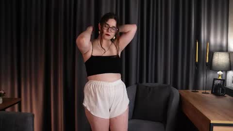 Snapshot of shandejarnett chatting on October 20, 2025, 11:43 am Maya3 online show from October 20, 2025, 11:43 am