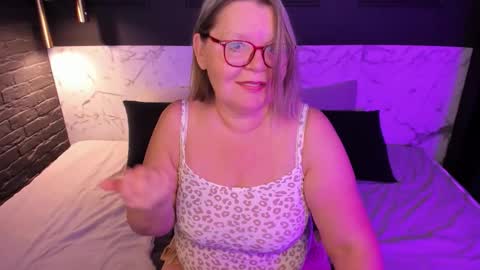 Snapshot of shannonshine chatting on October 31, 2025, 1:56 pm Shannon online show from October 31, 2025, 1:56 pm