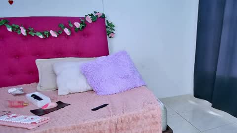 sharlott_3 online show from June 3, 2026, 2:33 pm