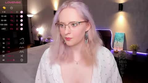 Snapshot of sheslinki chatting on February 9, 2025, 7:16 am Hello guys my name is Aemilia online show from February 9, 2025, 7:16 am