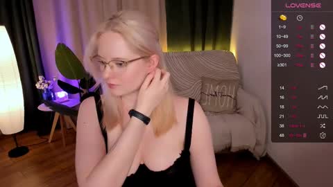 Snapshot of sheslinki chatting on February 16, 2025, 3:05 pm Hello guys my name is Aemilia online show from February 16, 2025, 3:05 pm
