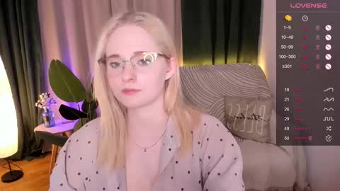 Snapshot of sheslinki chatting on March 4, 2025, 11:51 am Hello guys my name is Aemilia online show from March 4, 2025, 11:51 am