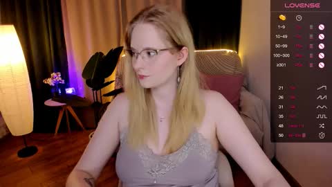 Snapshot of sheslinki chatting on September 12, 2025, 8:25 am Hello guys my name is Aemilia online show from September 12, 2025, 8:25 am