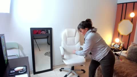 Mia online show from December 1, 2024, 4:29 pm