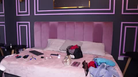 Snapshot of sienalux chatting on April 8, 2026, 7:14 pm Siena online show from April 8, 2026, 7:14 pm