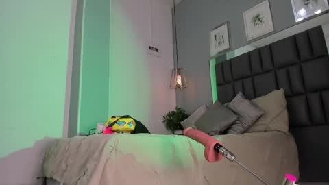 Snapshot of sienna_miller_27 chatting on February 25, 2026, 12:04 pm Keira online show from February 25, 2026, 12:04 pm