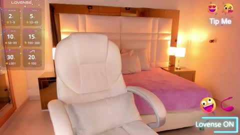 Sienna  online show from October 13, 2025, 11:32 am