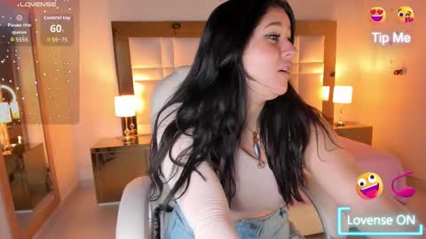 Sienna  online show from November 11, 2025, 11:32 am