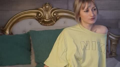 SiennaShapiro online show from December 18, 2024, 8:31 am