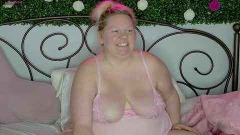 Snapshot of siennaxluxx chatting on October 3, 2025, 6:10 am Sienna Luxx online show from October 3, 2025, 6:10 am